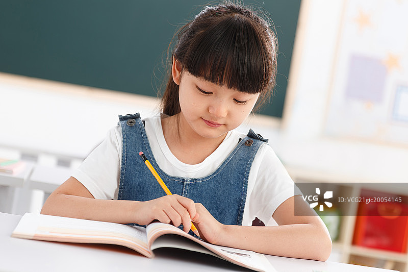 小学女生在教室里图片素材