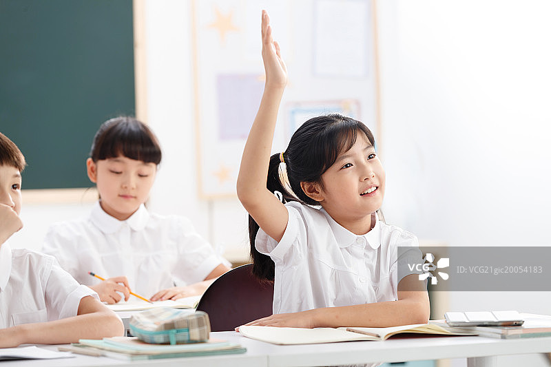 小学生在教室里上课图片素材