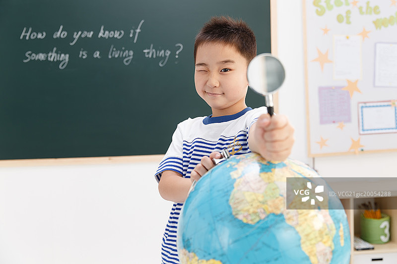 小学男生在教室里图片素材