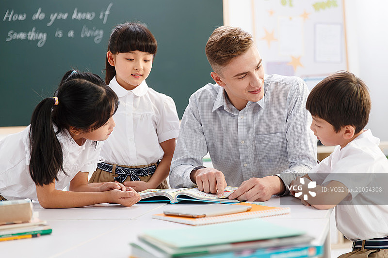 教师和小学生在教室里图片素材