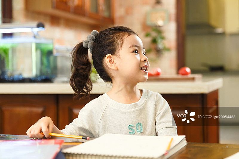 小女孩写作业图片素材