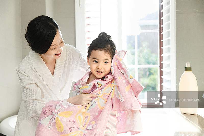妈妈给女儿洗澡图片素材