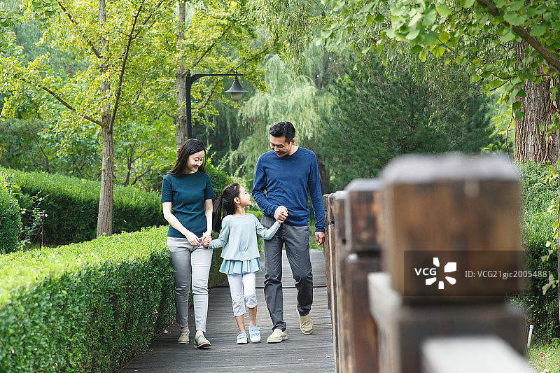 幸福家庭在户外散步图片素材