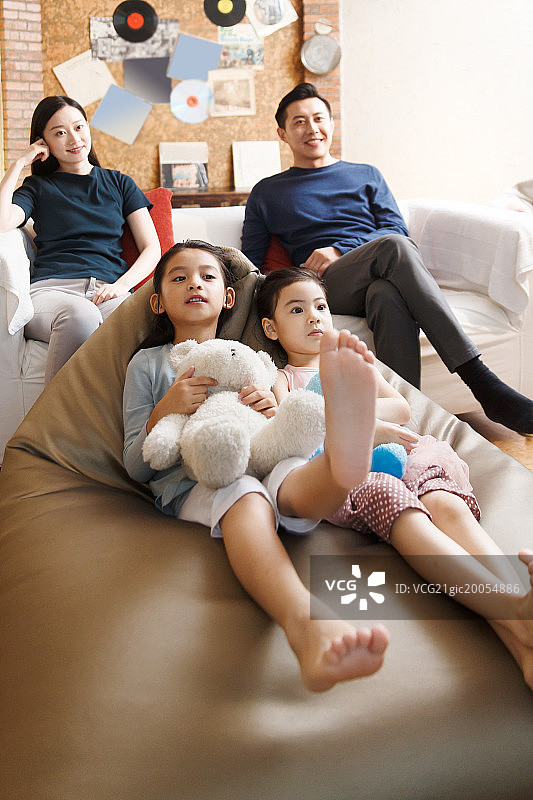 幸福家庭看电视图片素材