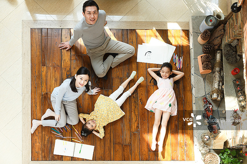 幸福家庭躺在地板上图片素材