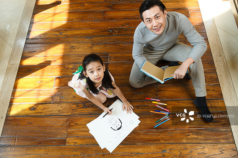 爸爸看女儿画画图片素材