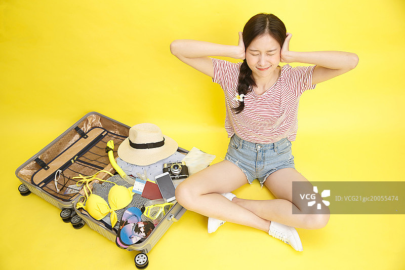 青年女人捂住耳朵图片素材