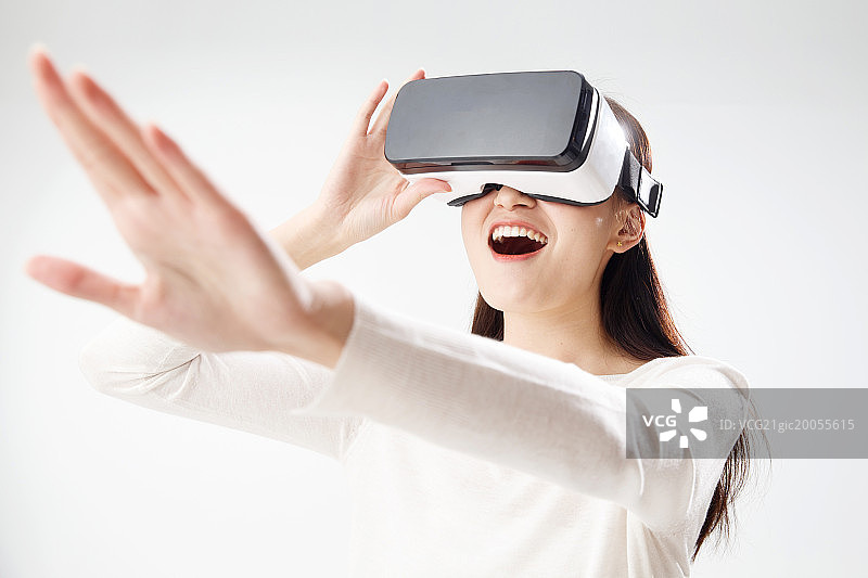 戴着VR眼镜的青年女人图片素材