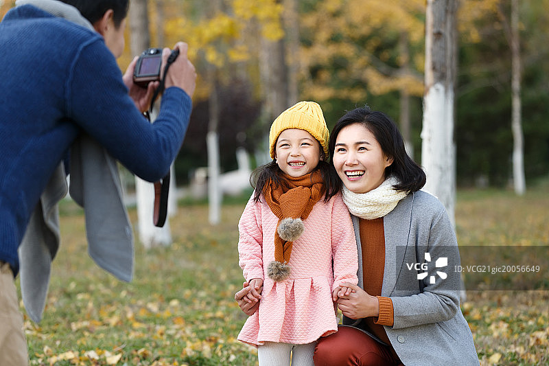 幸福家庭在拍照图片素材