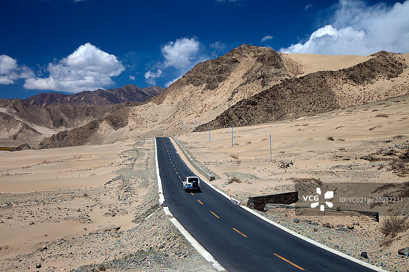 西藏山南雅鲁藏布江边公路图片素材