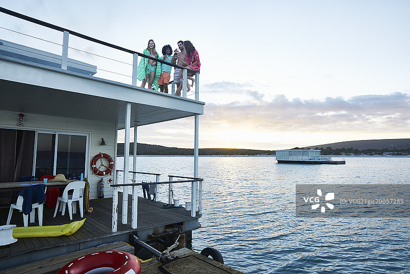 朋友们在夏季海上船屋的甲板上休闲图片素材
