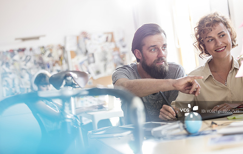 在办公室使用绘图板的设计专业人员图片素材