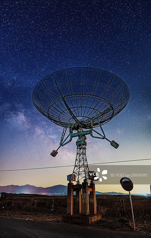 星空下的雷达天线图片素材