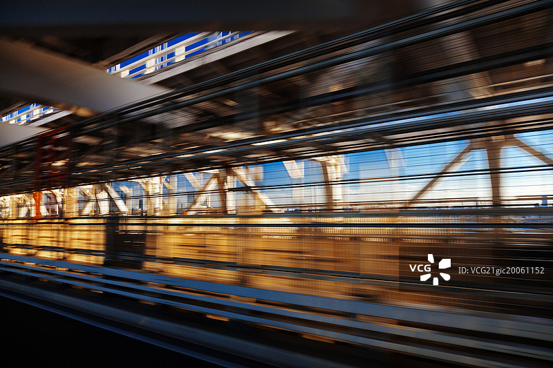 运动模糊交通在高架桥下图片素材