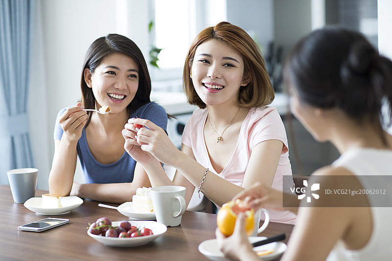 年轻闺蜜在家喝下午茶图片素材