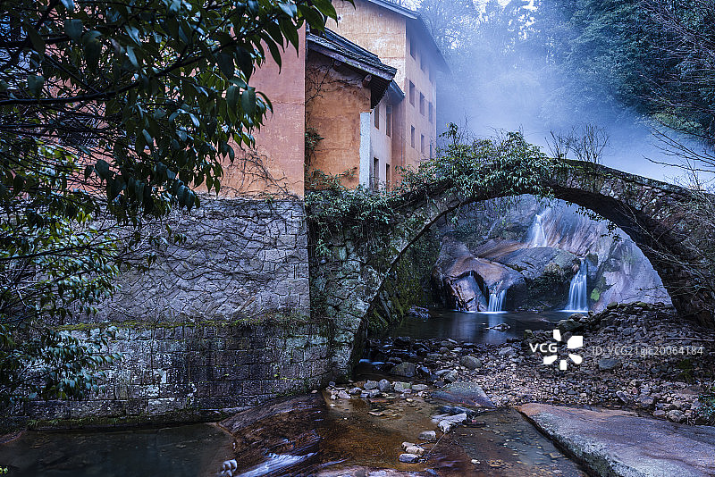 静谧的石桥寺院图片素材