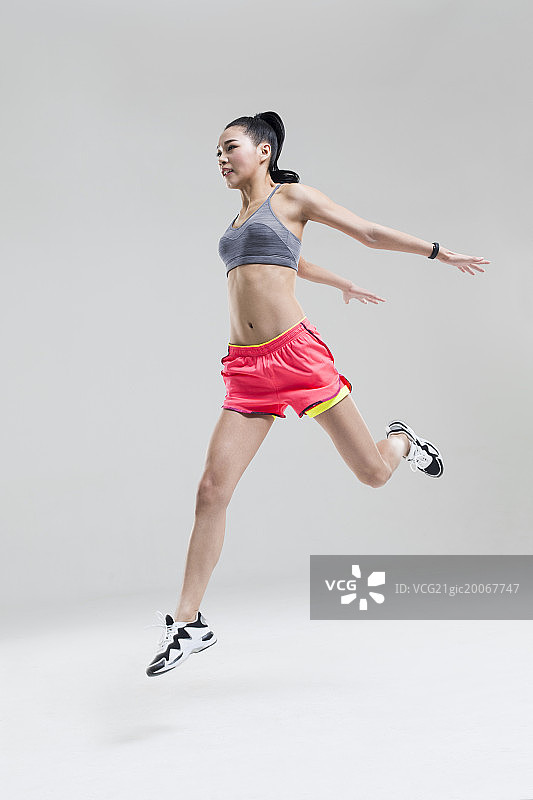 女运动员跳跃图片素材