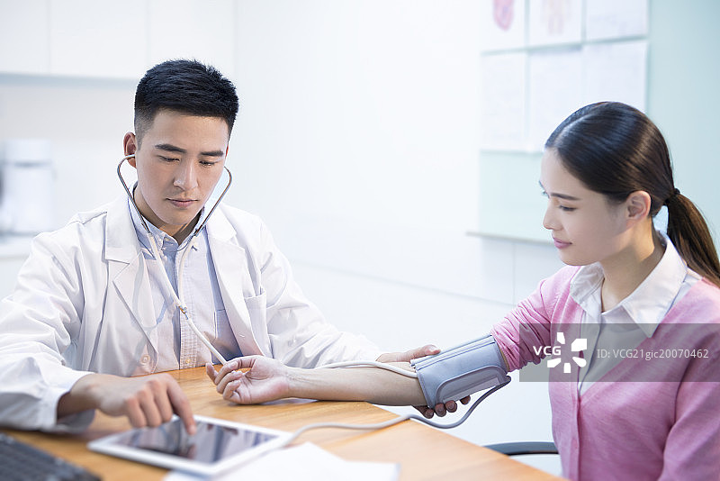 医生为病人测量血压图片素材