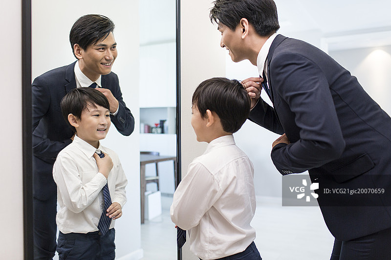 父子俩穿衣系领带图片素材