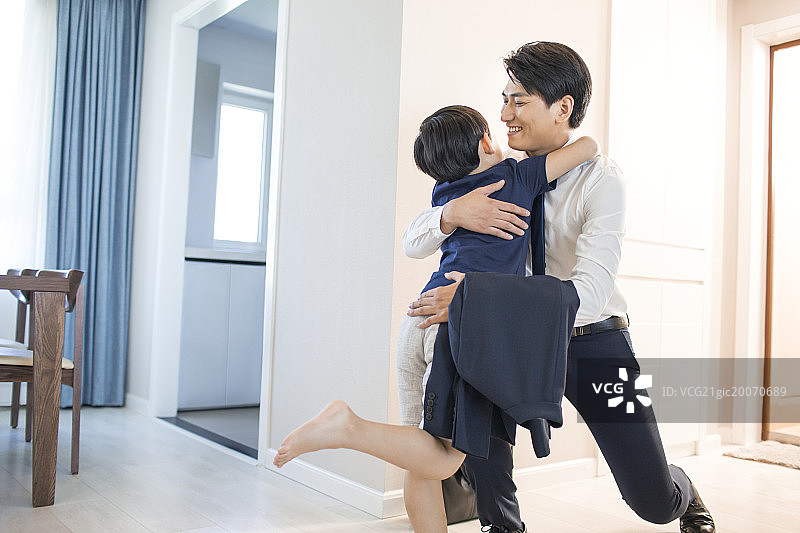 年轻父亲下班回到家图片素材