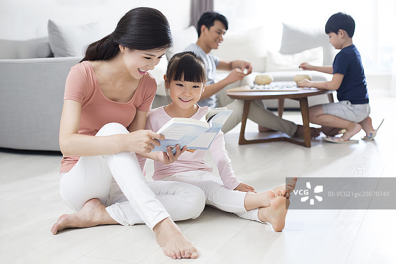 妈妈和孩子一起看书图片素材