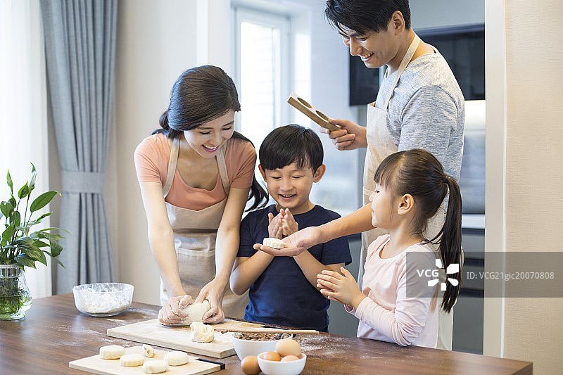 快乐的年轻家庭一起制作糕点图片素材