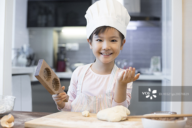 快乐的小女孩在家制作糕点图片素材