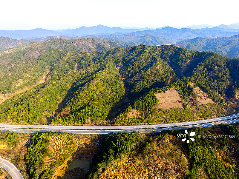 航拍山峰高速公路图片素材