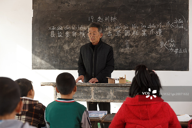 乡村小学教师上课图片素材
