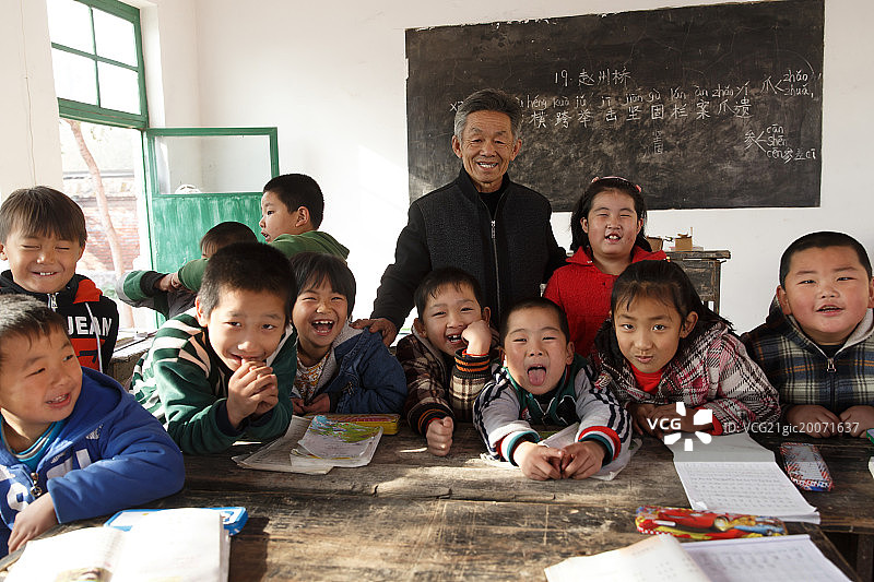 乡村男教师和小学生在教室里图片素材