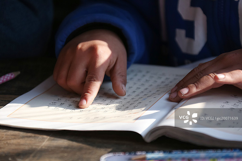 乡村小学里的小学生学习图片素材