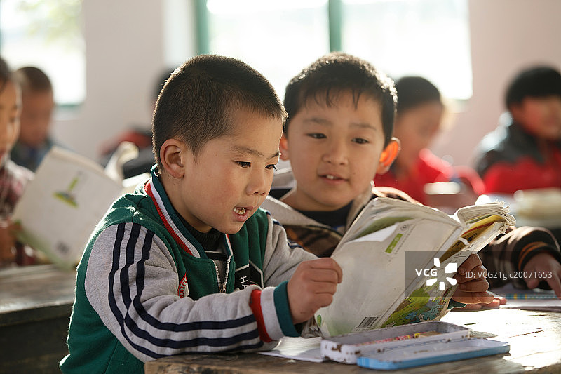乡村小学里的小学生在上课图片素材