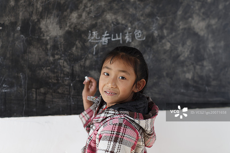 乡村小学里的小学女生图片素材