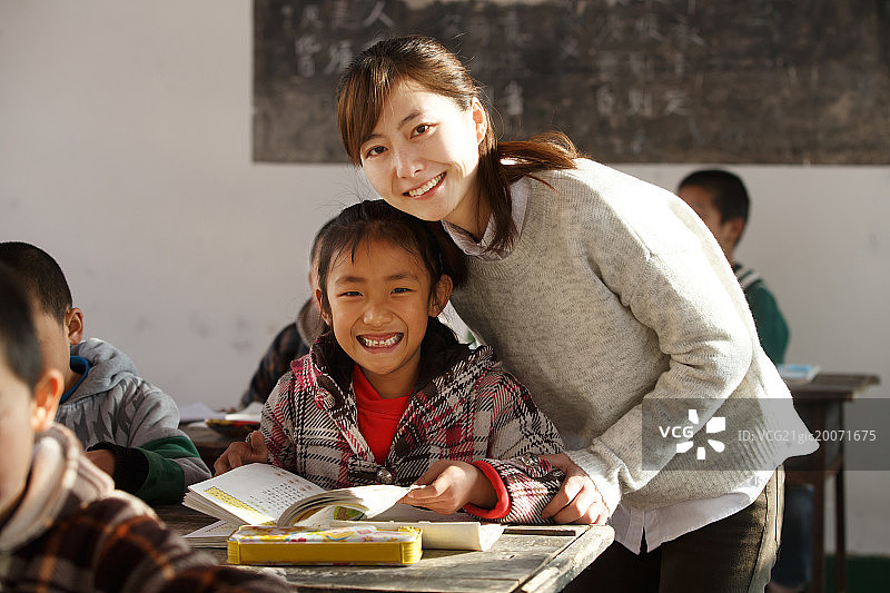 乡村女教师和小学生在教室里图片素材