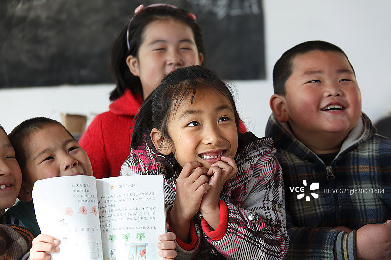 乡村小学里的小学生在上课图片素材