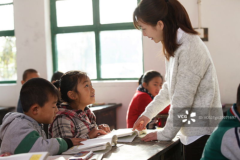乡村女教师和小学生在教室里图片素材