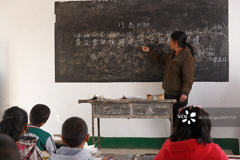 乡村女教师和小学生在教室里图片素材