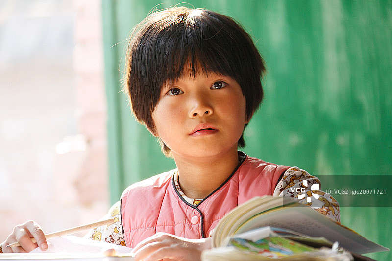 乡村小学里的小学女生图片素材