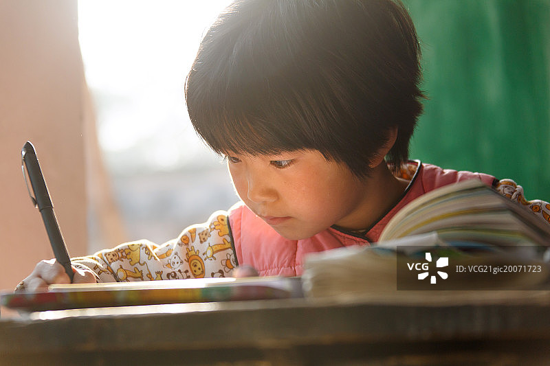 乡村小学里的小学女生图片素材