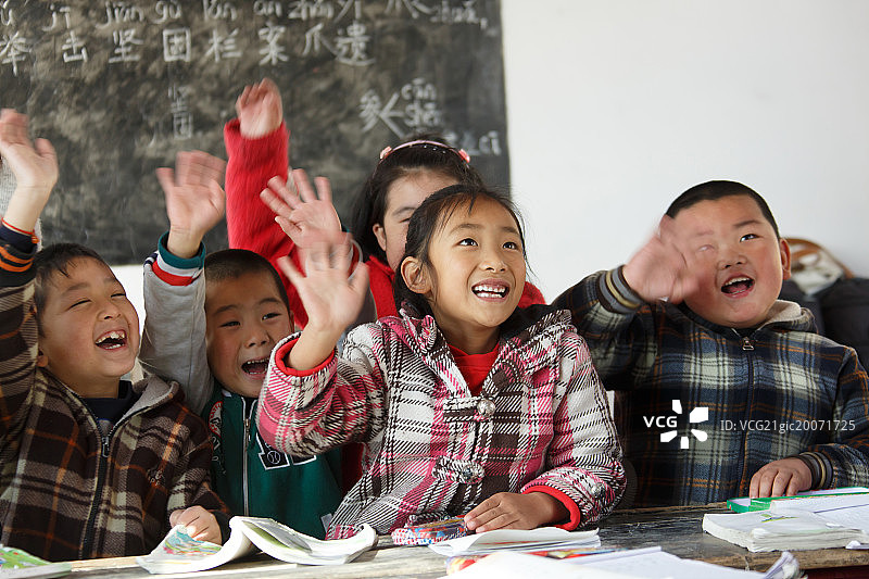 乡村小学里的小学生在上课图片素材