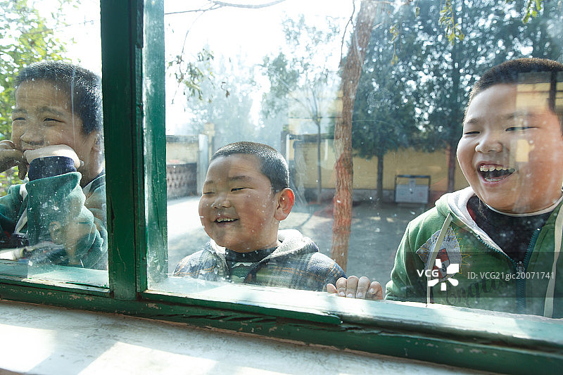 乡村小学里的小学生图片素材