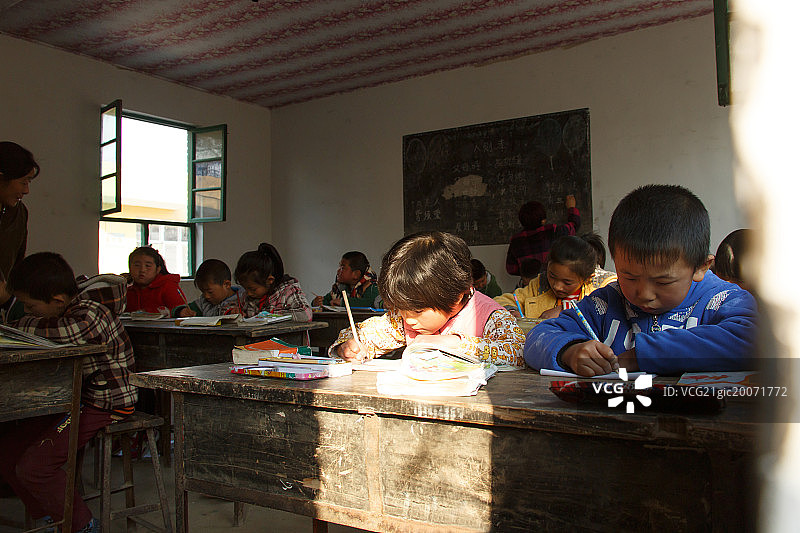 乡村小学里的小学生在上课图片素材