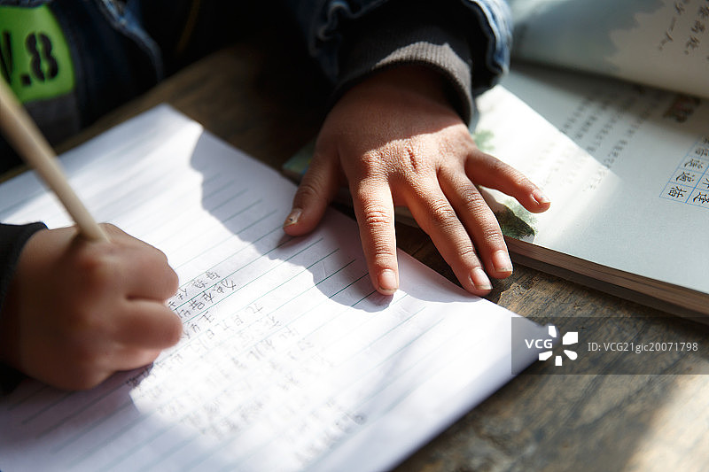 乡村小学里的小学生学习图片素材