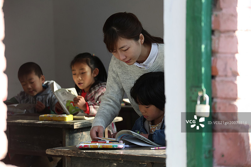 乡村女教师和小学生在教室里图片素材