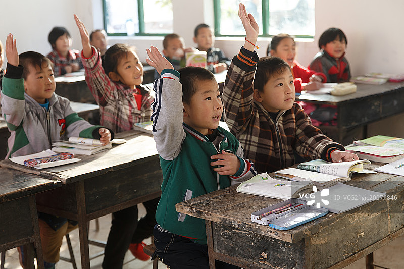 乡村小学里的小学生在上课图片素材