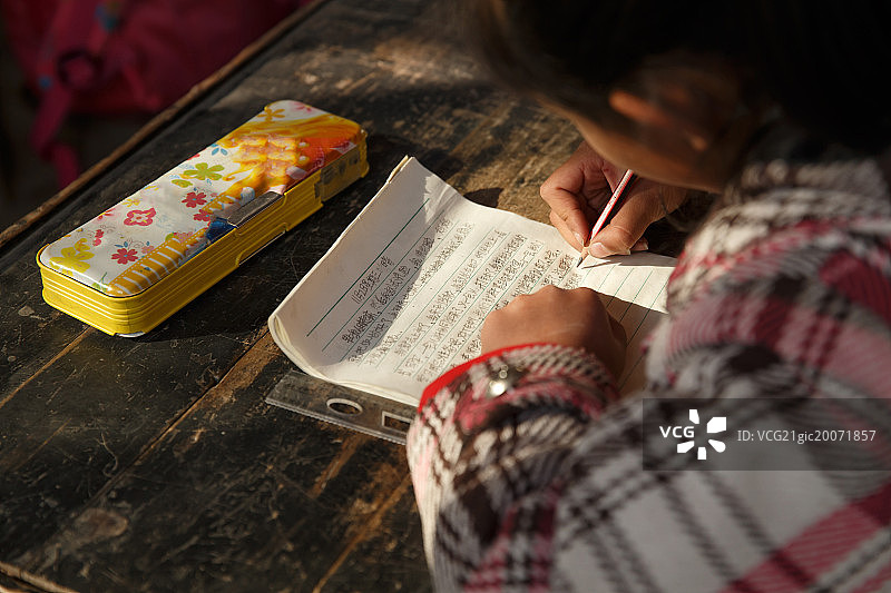 乡村小学里的小学女生图片素材