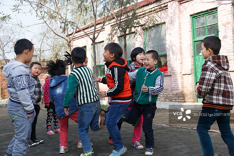 乡村小学生在学校玩游戏图片素材