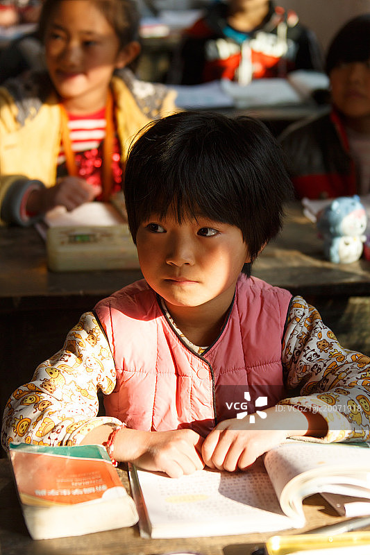 乡村小学里的小学生在上课图片素材