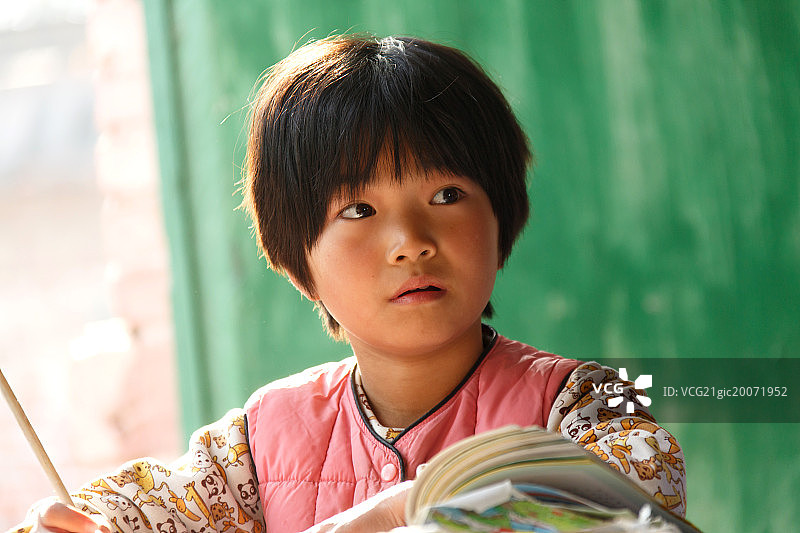 乡村小学里的小学女生图片素材