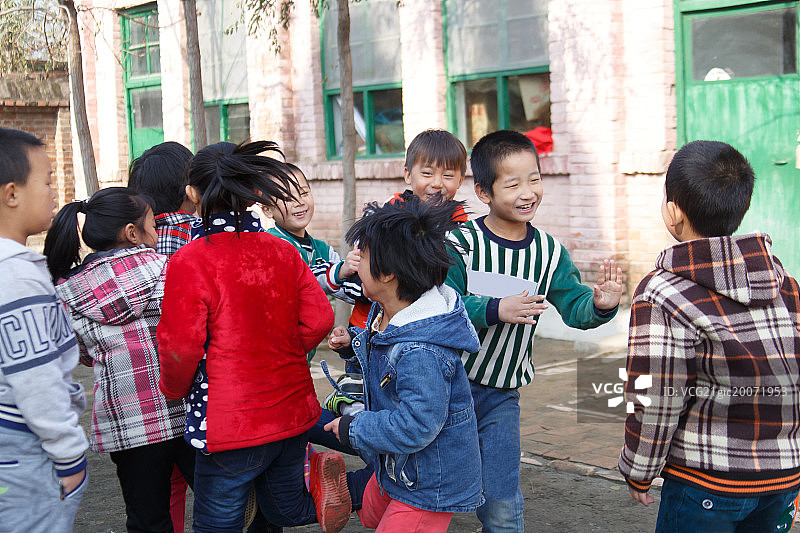 乡村小学生在学校玩游戏图片素材
